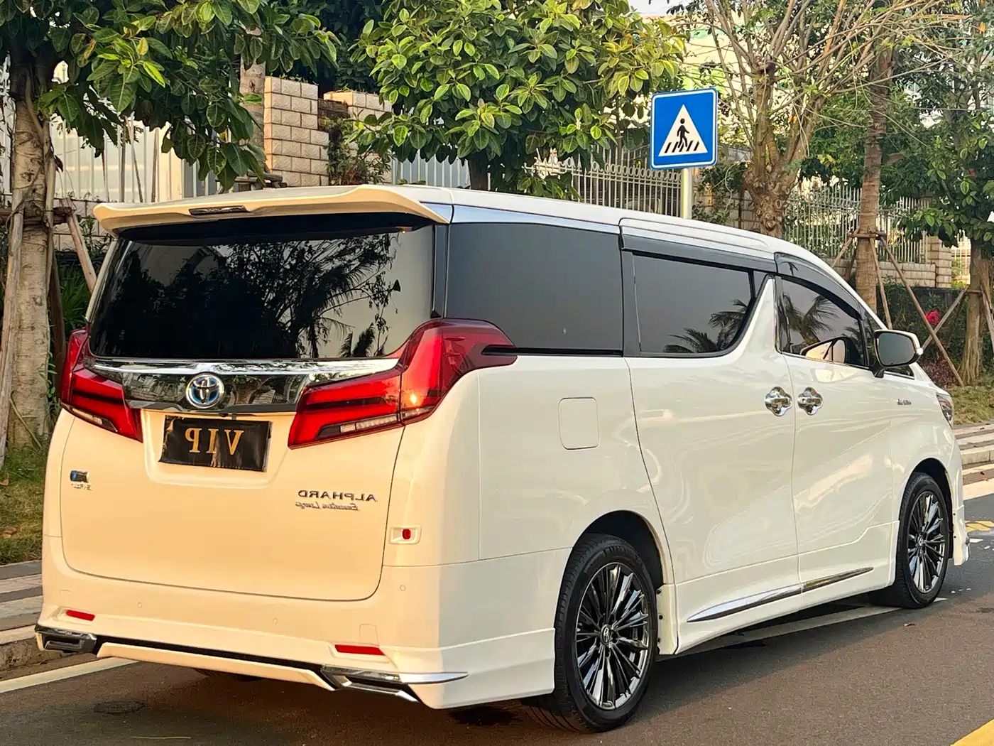 Toyota Alphard 2020 Hybrid 2.5L Premium Edition фото 7