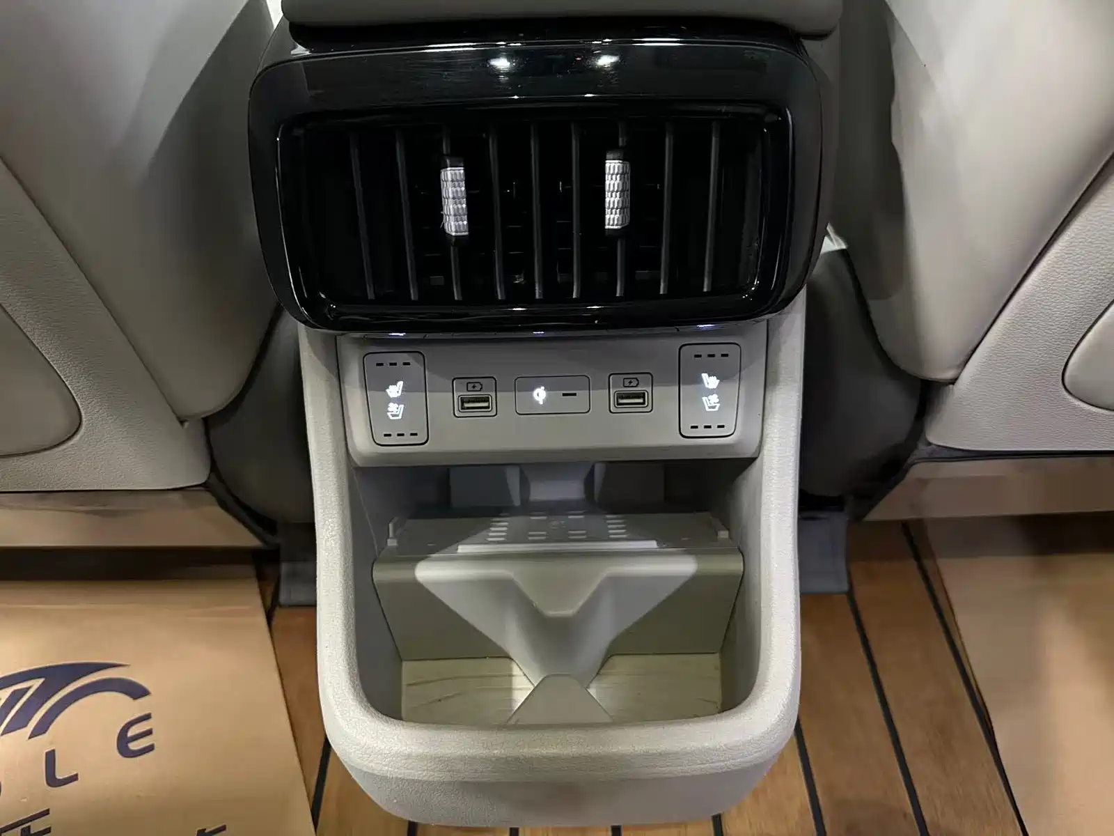 Photo 13 - Hyundai Custo