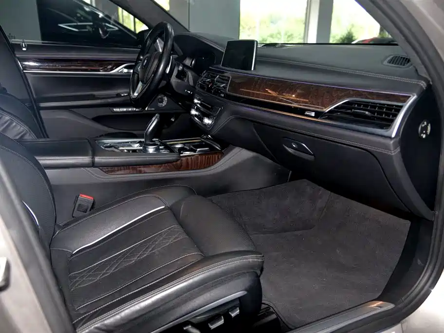 BMW 7 Series 2016 750Li xDrive 4-Seater фото 18
