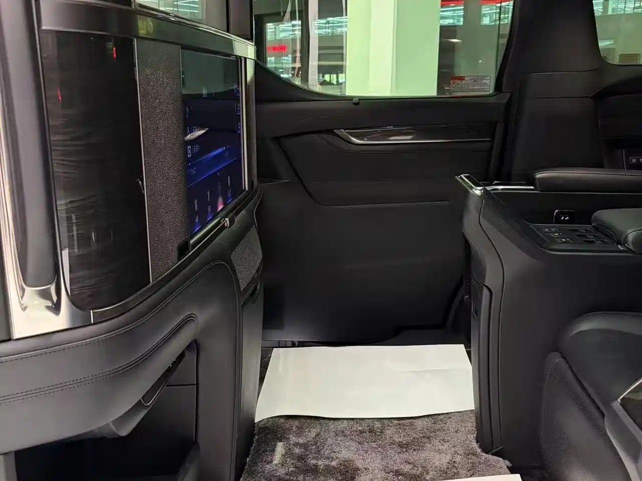 Lexus LM 2020 300h 4-Seat Imperial Edition фото 12