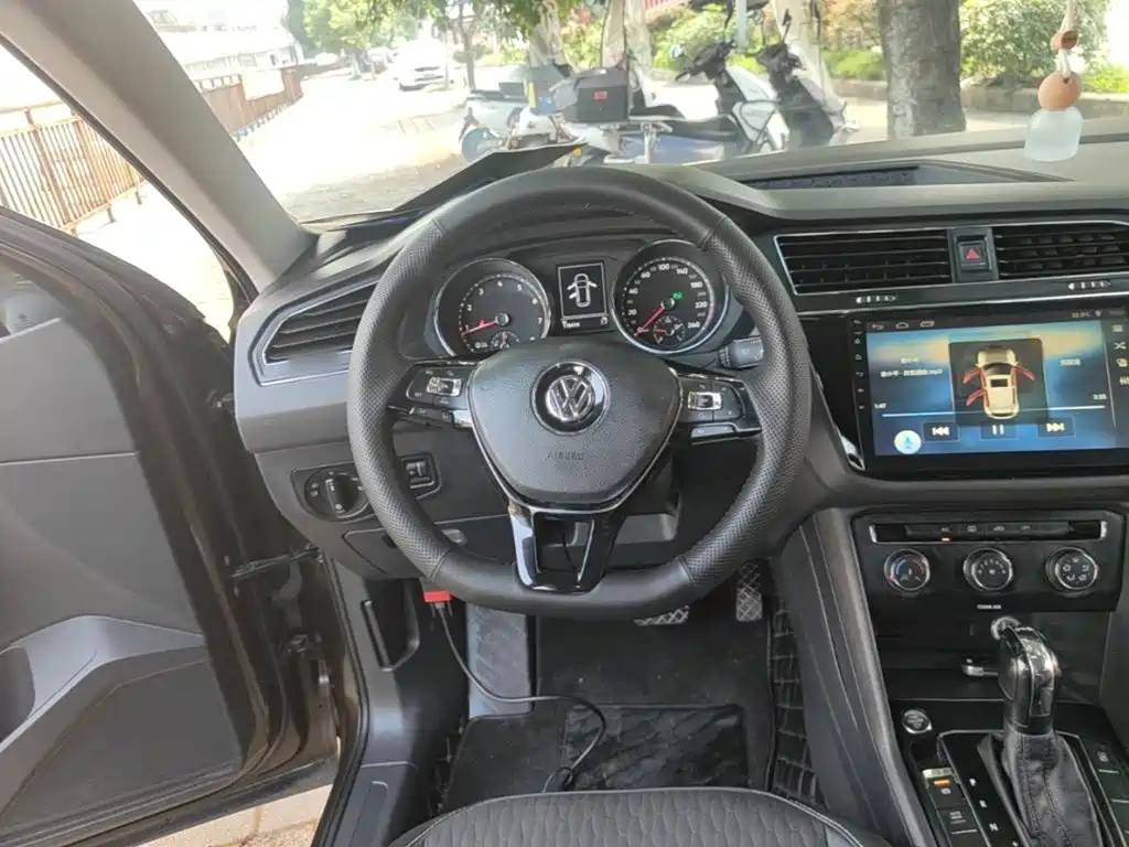Фото 11 - Volkswagen Tiguan L