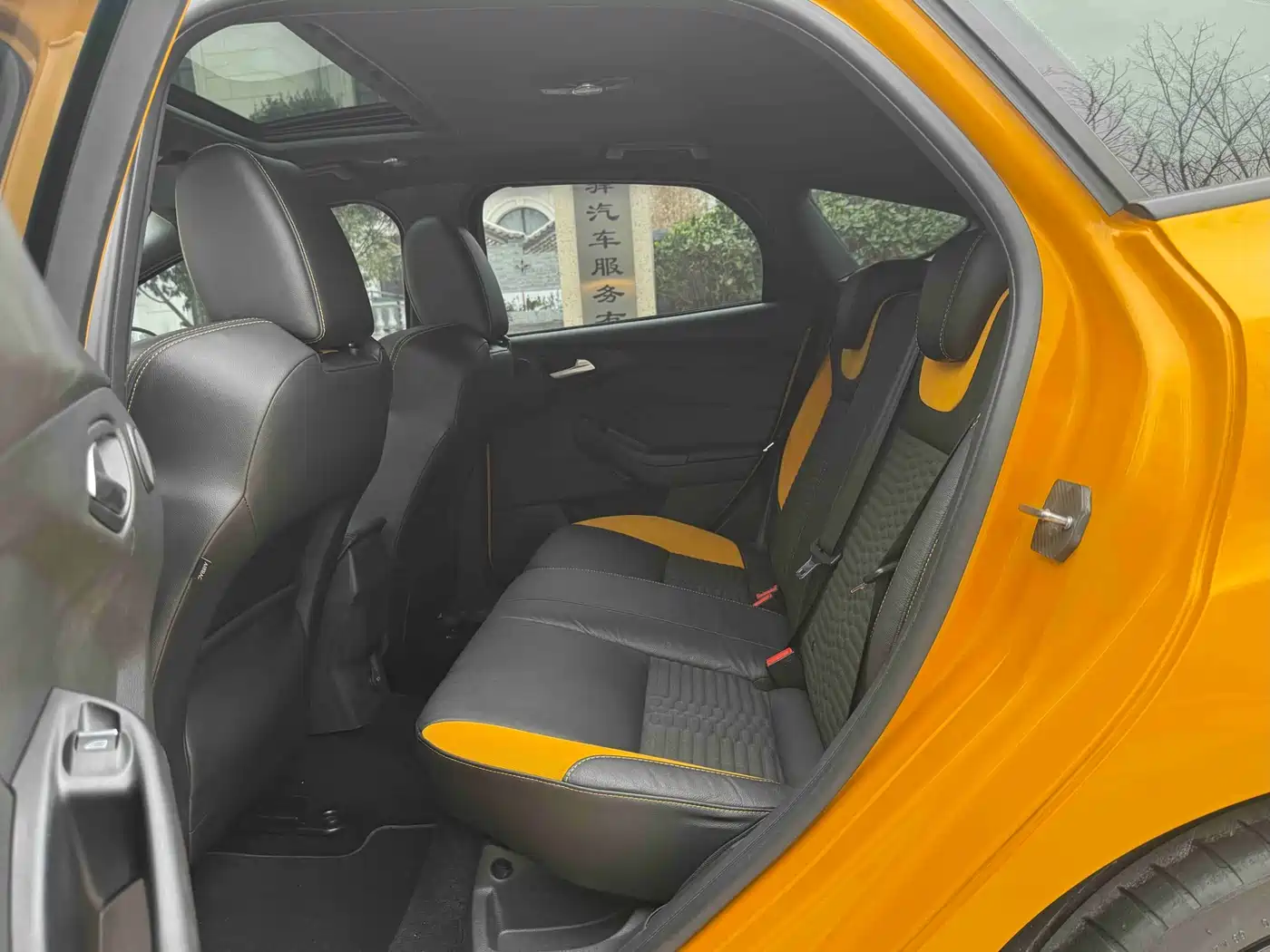 Ford Focus (Import) 2014 2013 2.0T ST Orange Edition