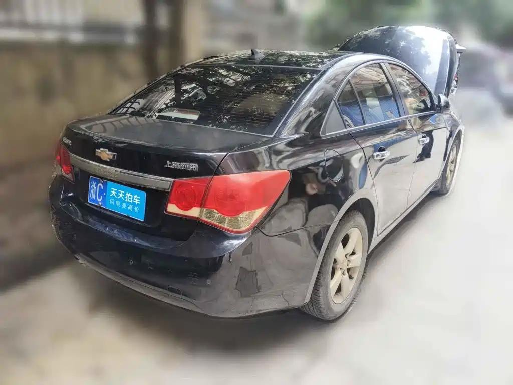 Photo 2 - Chevrolet Cruze