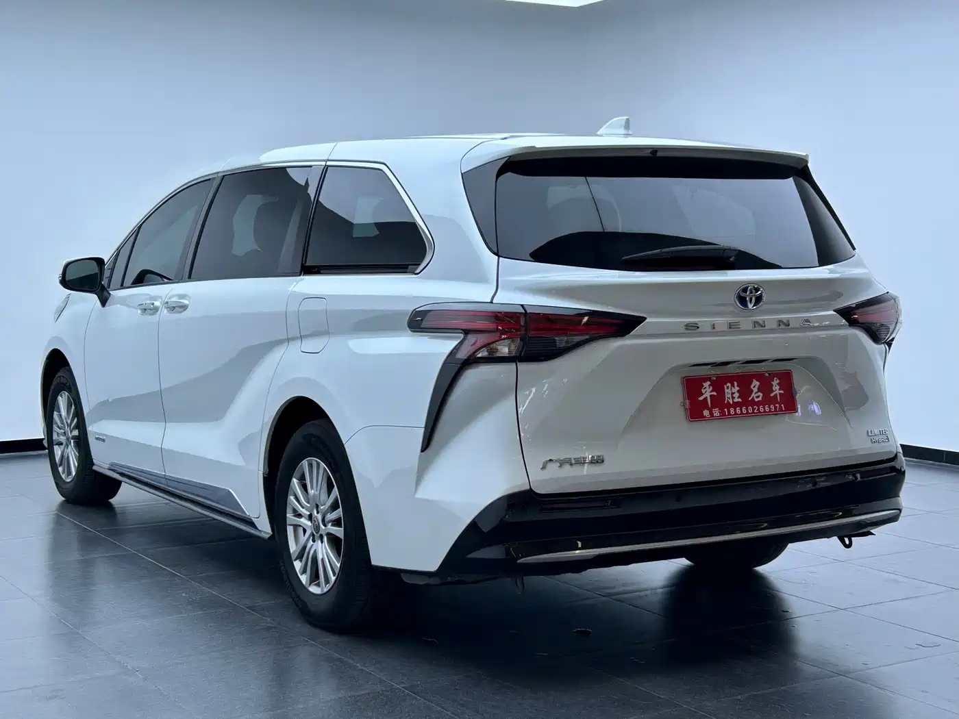 Toyota Sienna 2021 2.5L Hybrid Premium Edition фото 5