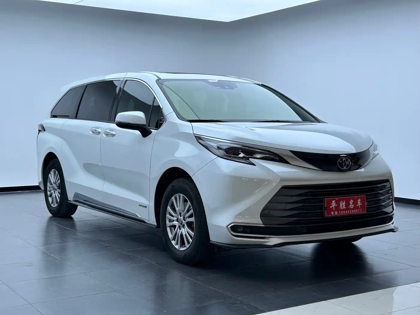 Toyota Sienna 2021 2.5L Hybrid Premium Edition фото 2