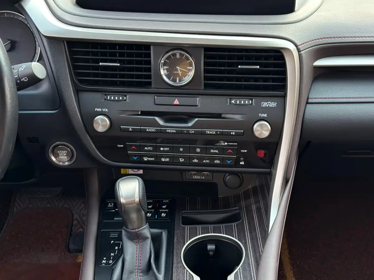 Фото 28 - Lexus RX