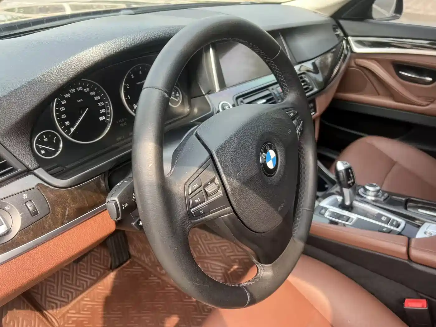 BMW 5 Series 2013 525Li Leadership фото 15