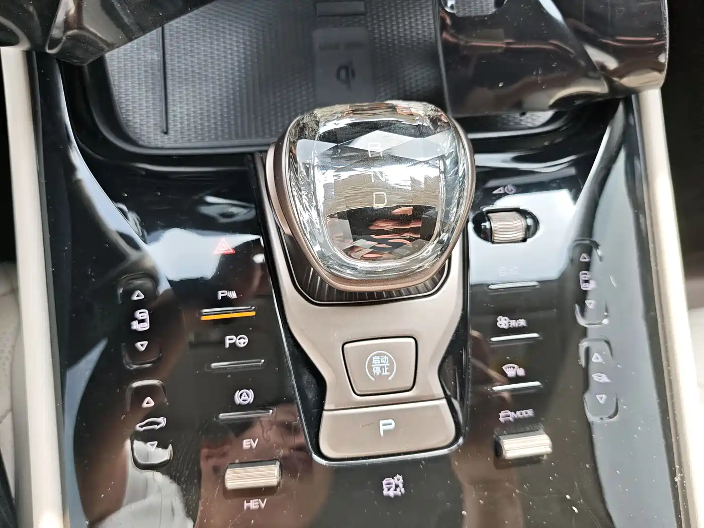 Denza D9 2022 DM-i 970 AWD Flagship фото 15