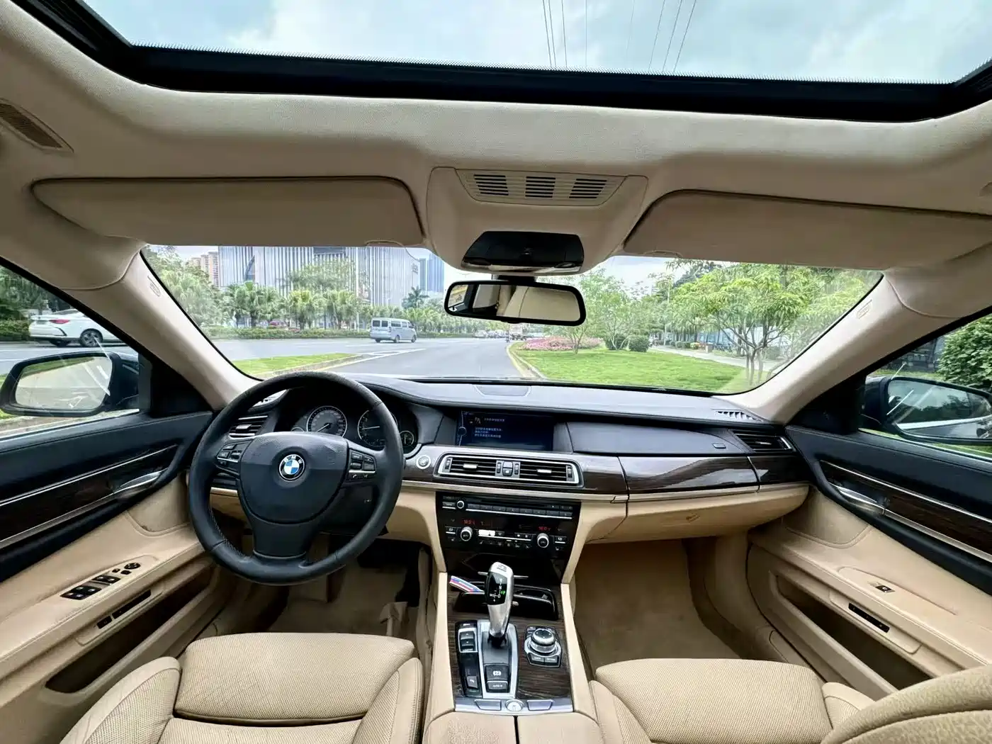 BMW 7 Series 2009 Model 740Li Leading Edition фото 2