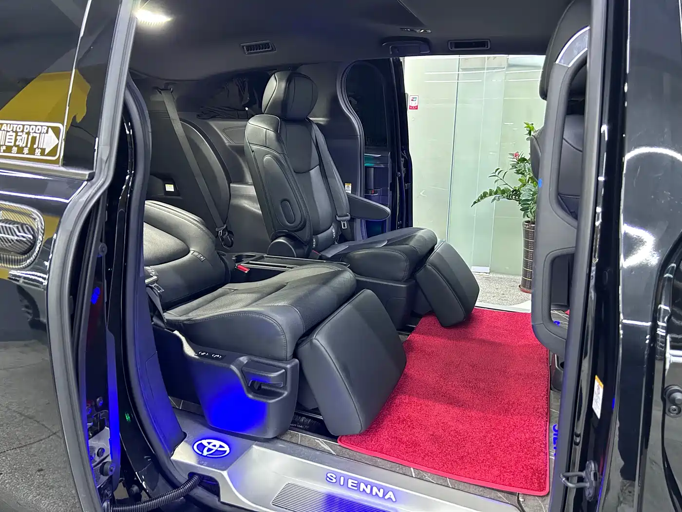 Toyota Sienna 2023 2.5L Hybrid Premium Edition фото 16