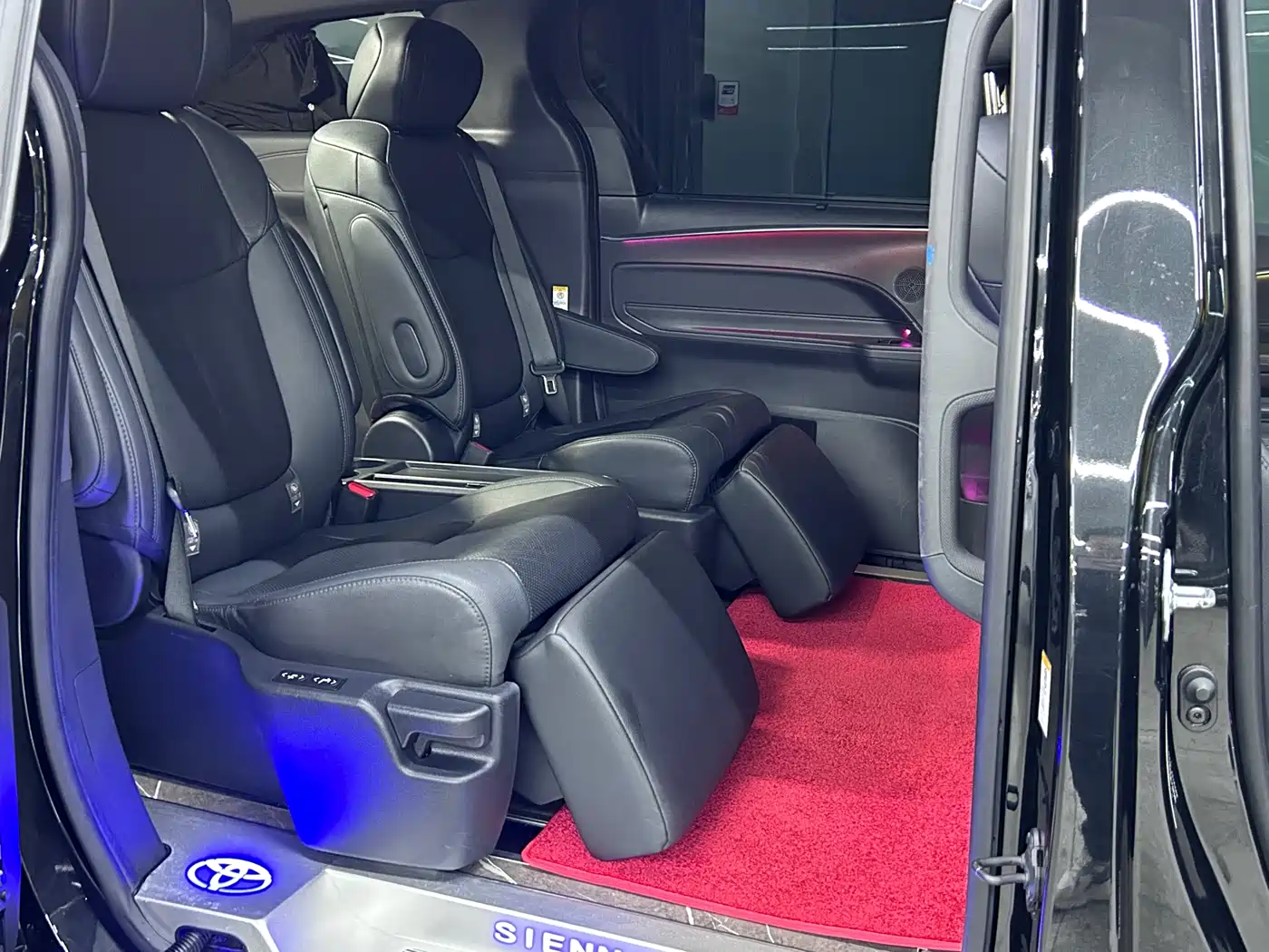 Toyota Sienna 2023 2.5L Hybrid Premium Edition фото 8