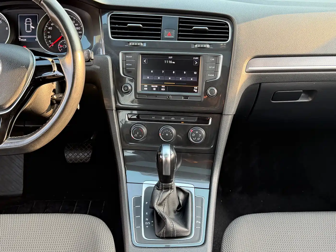Volkswagen Golf 2017 1.6L Auto Comfort Millionth Edition фото 14