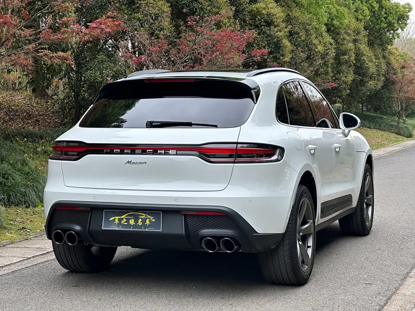 PORSCHE MACAN