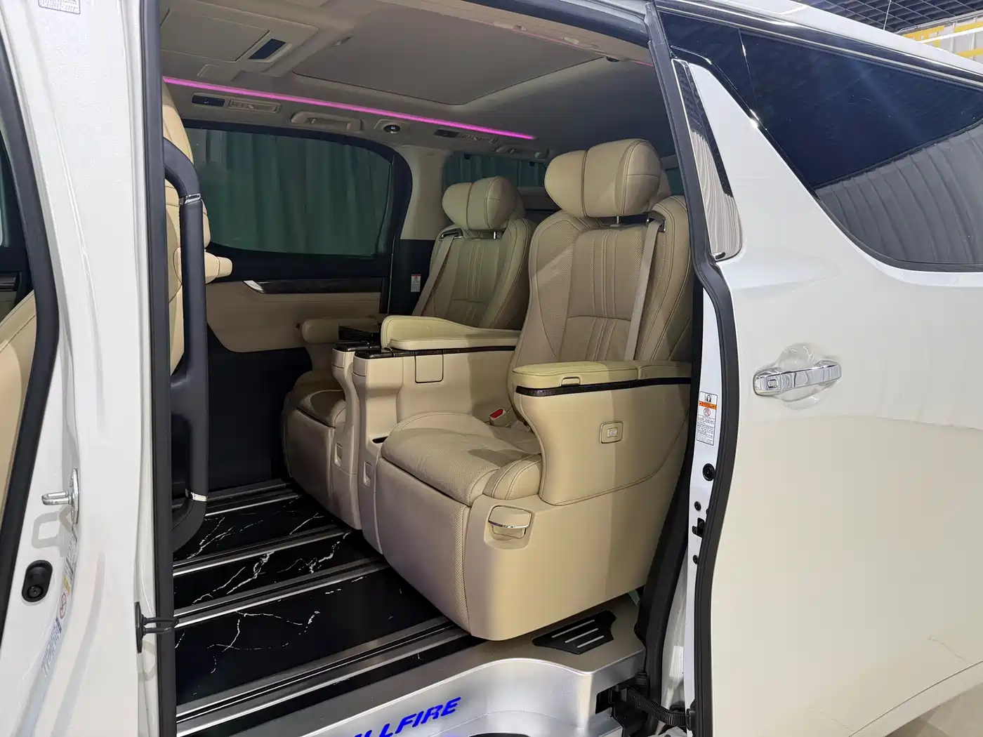 Toyota Vellfire 2019 Hybrid 2.5L HV Premium Edition фото 9