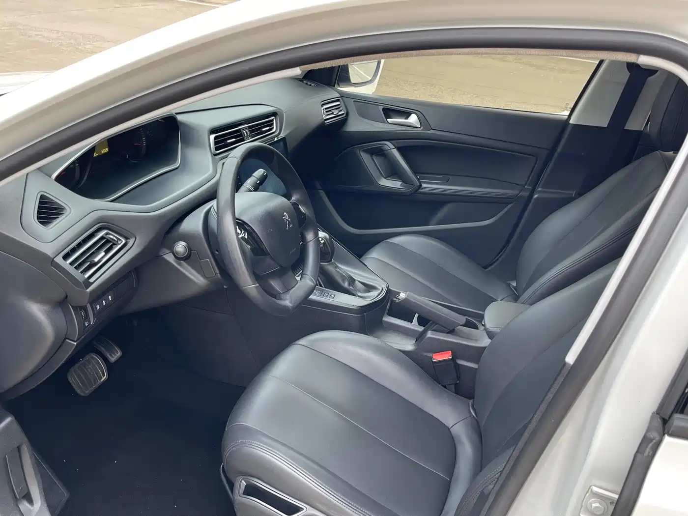 Peugeot 308 2018 1.6L Auto Fashion Edition фото 9