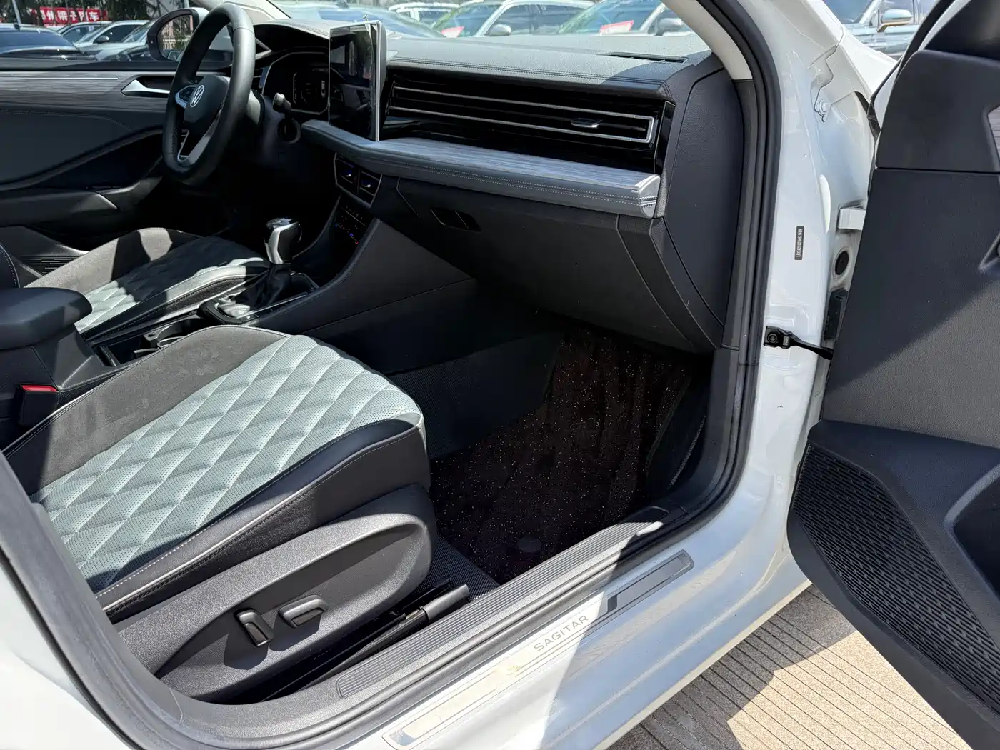 Volkswagen Sagitar 2023 300TSI DSG Excellence Edition фото 15