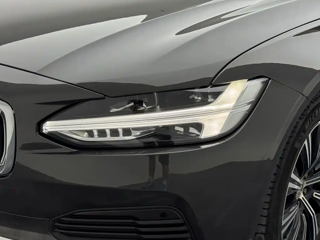 Volvo S90 Plug-in Hybrid 2021 2022 T8 Recharge Plug-in Hybrid Momentum Luxury Edition