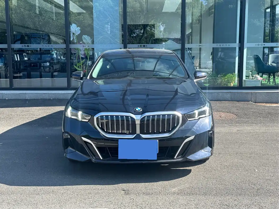 BMW 5 Series 2024 530Li Leading M Sport Package фото 3