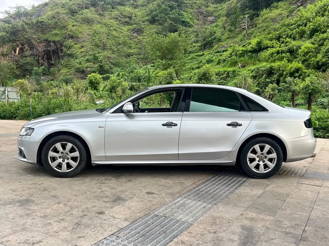 Audi A4L 2009 2010 2.0 TFSI Technology