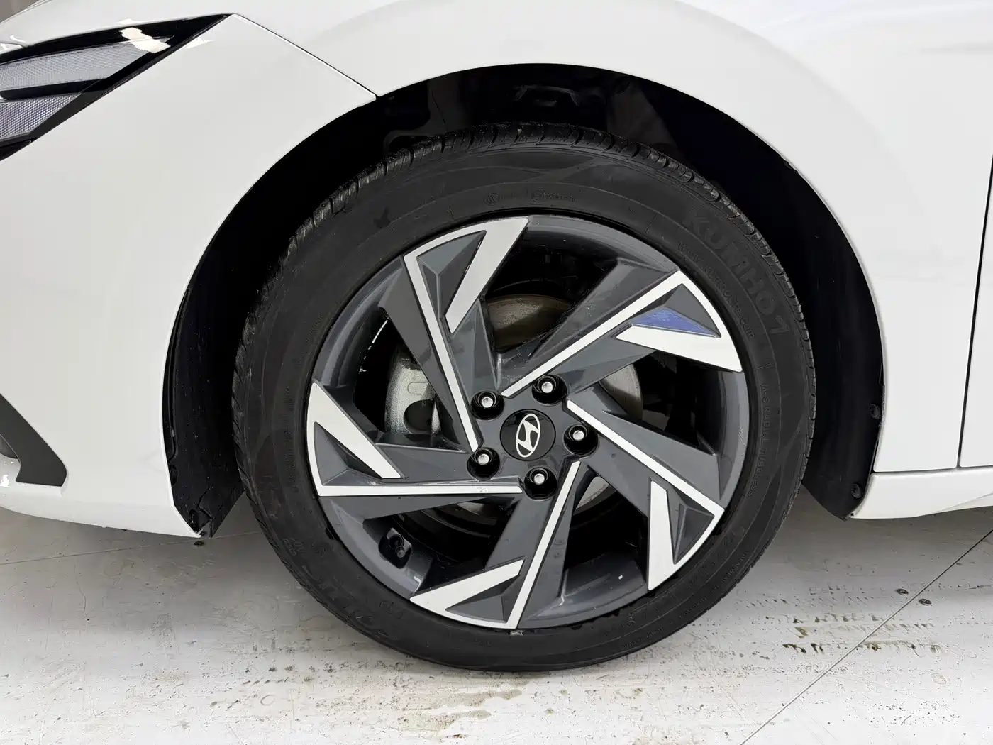 Hyundai Elantra 2023 Model 1.5L CVT LUX Premium Edition фото 9