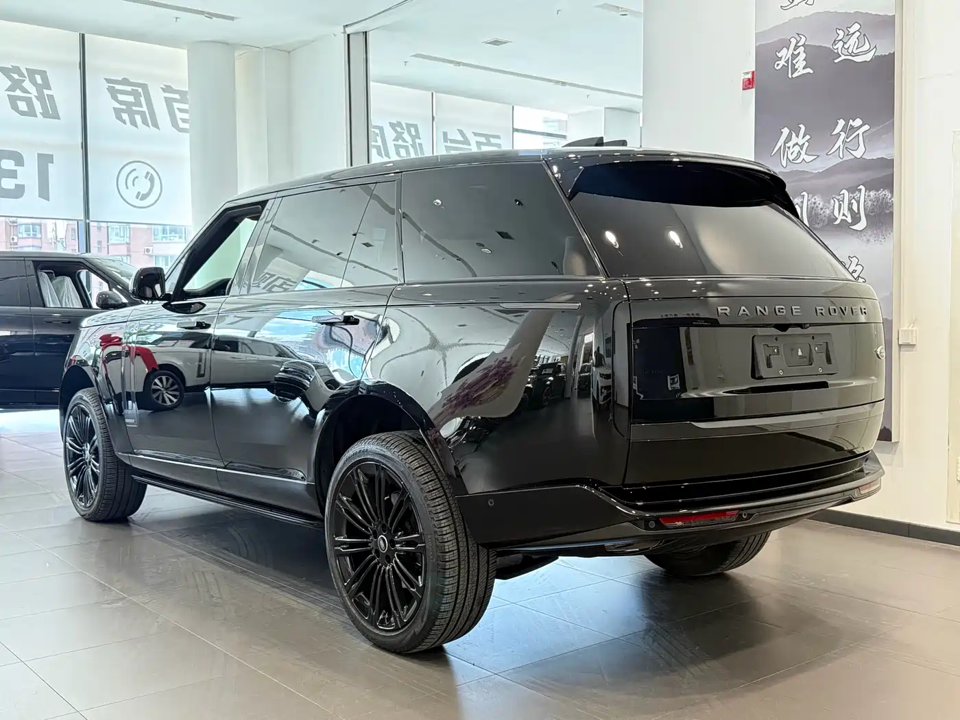 Land Rover Range Rover 2024 3.0 L6 400PS Exemplary Extended фото 25