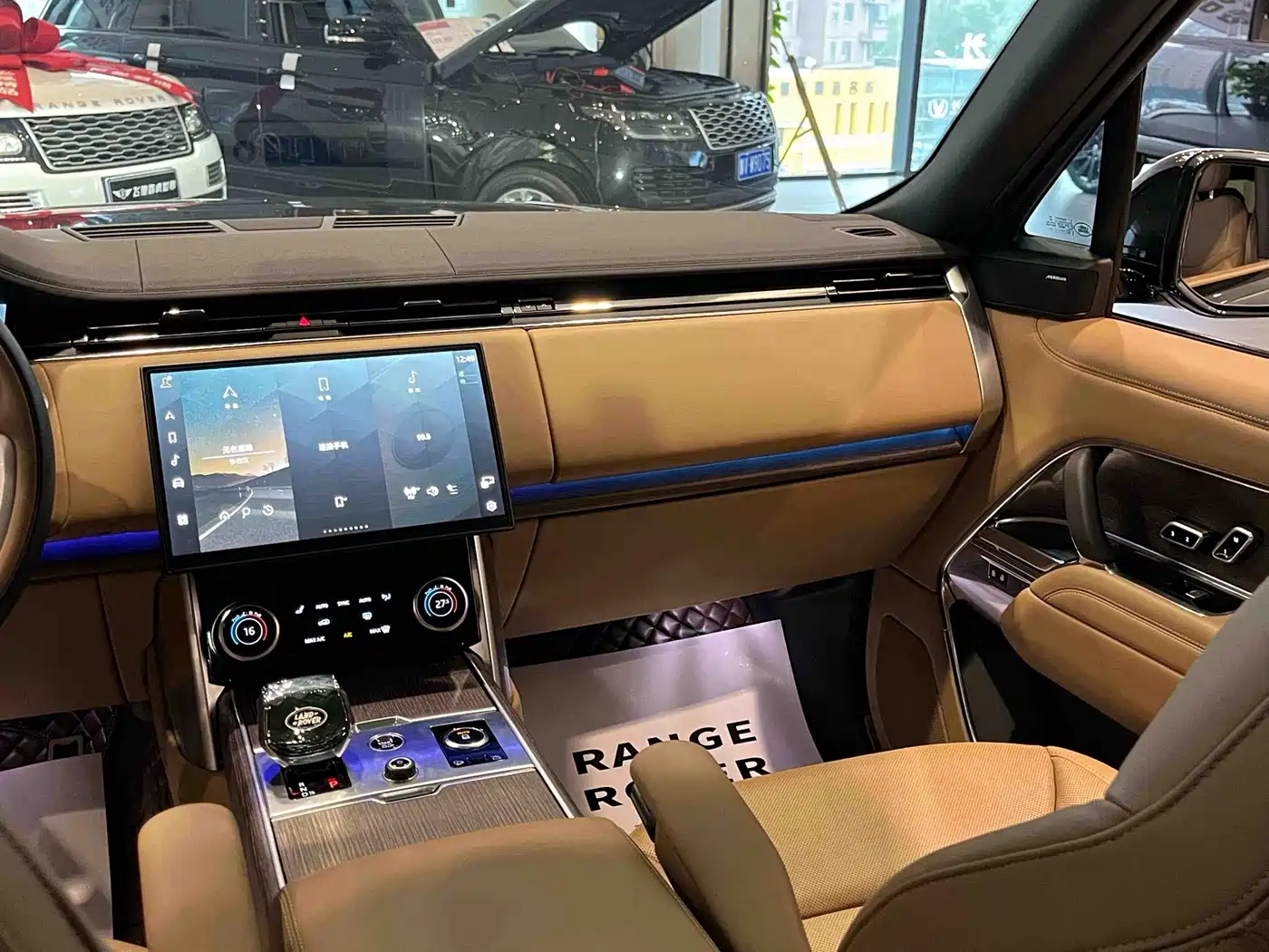 Land Rover Range Rover 2023 3.0 L6 360PS Golden Age Edition фото 17