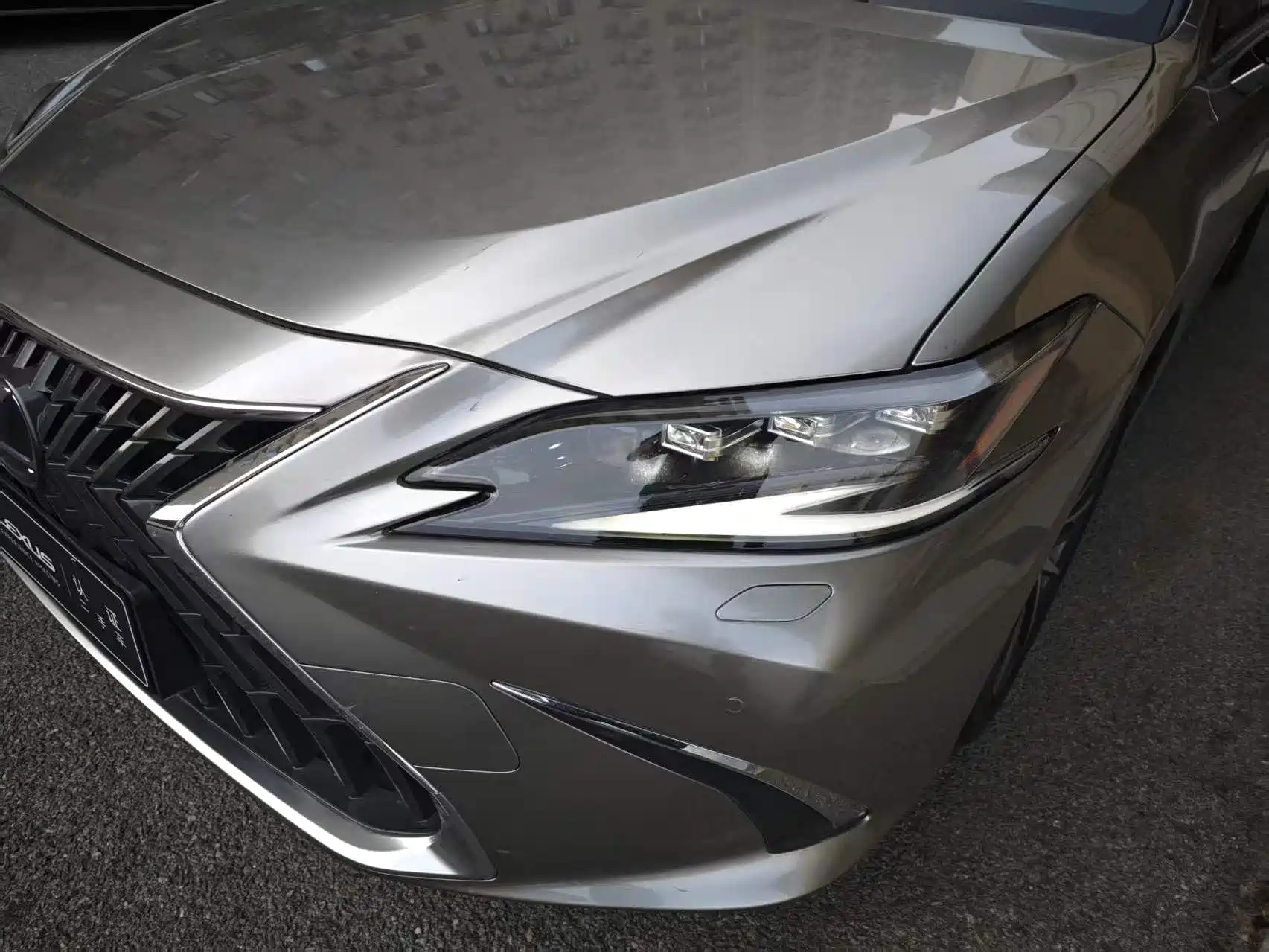 Photo 19 - Lexus ES