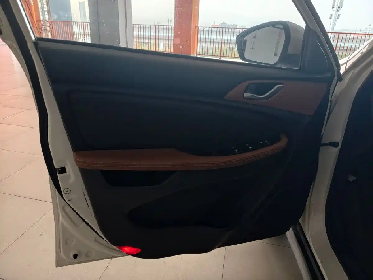 Landwind X2 2018 2017 1.6L Auto Sharp Edition