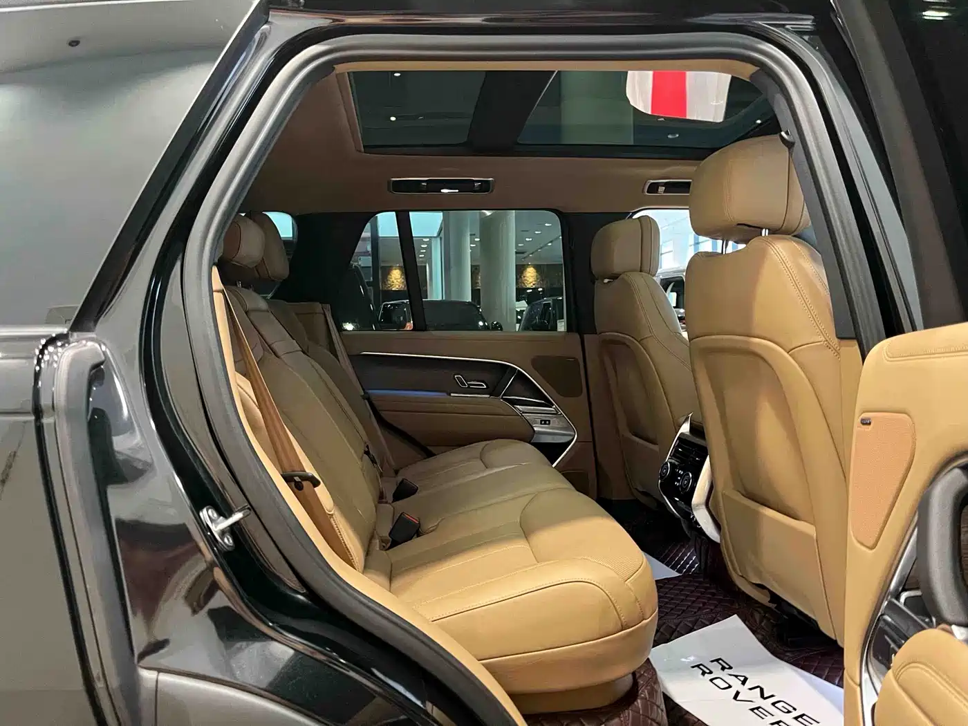 Land Rover Range Rover 2023 3.0 L6 360PS Golden Age Edition фото 18