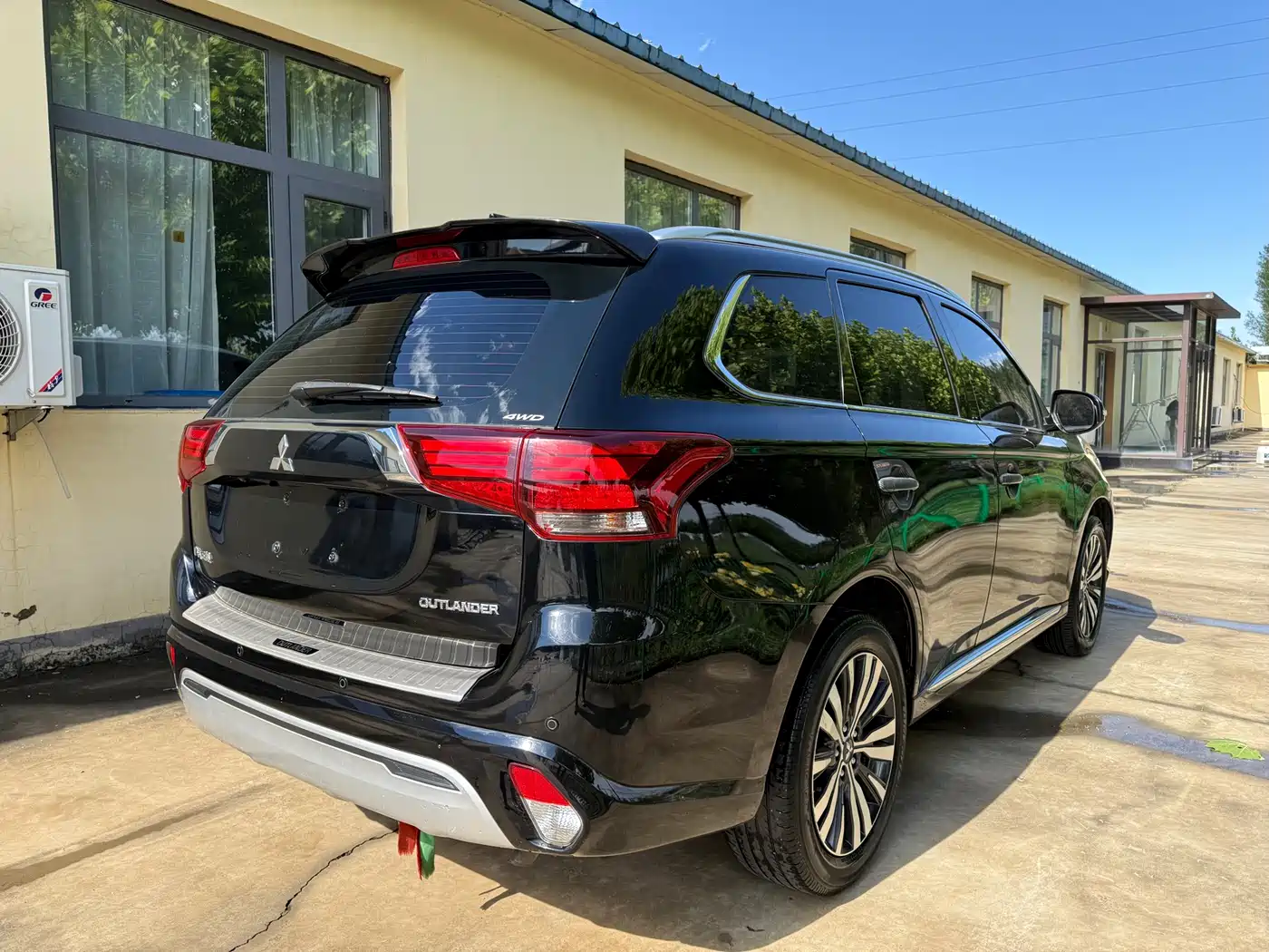 MITSUBISHI OUTLANDER