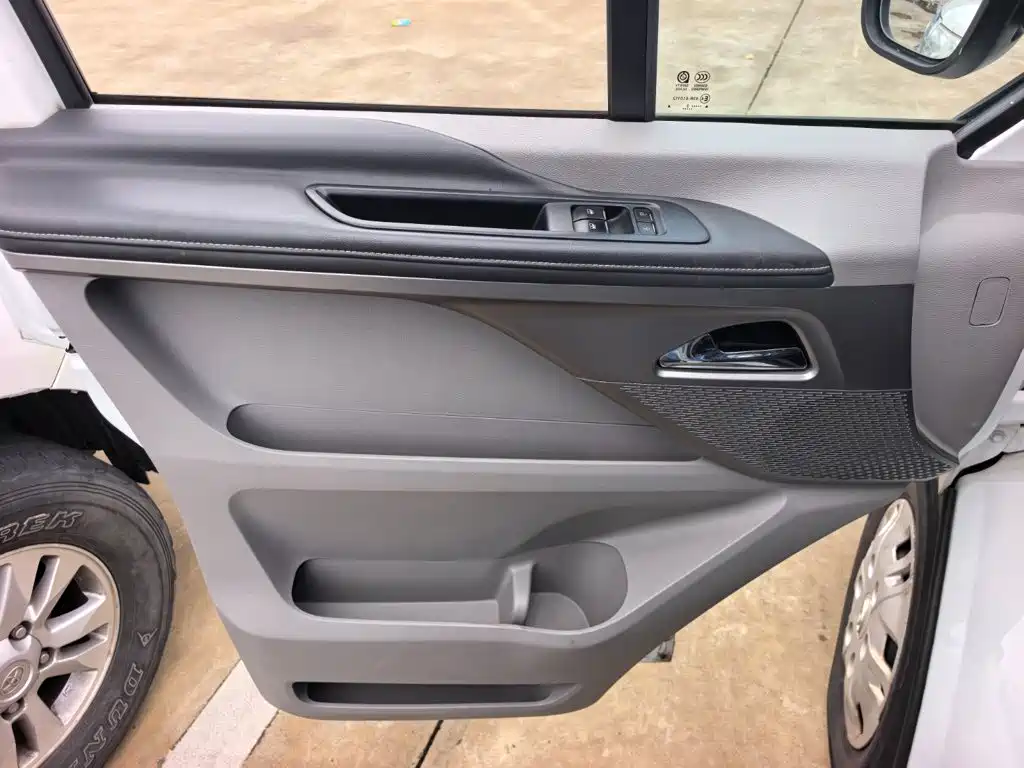SAIC Maxus Xintu V70 2024 2023 Model 2.0T Elite Manual Short Wheelbase Low Roof 5/6 Seats (125Ps)