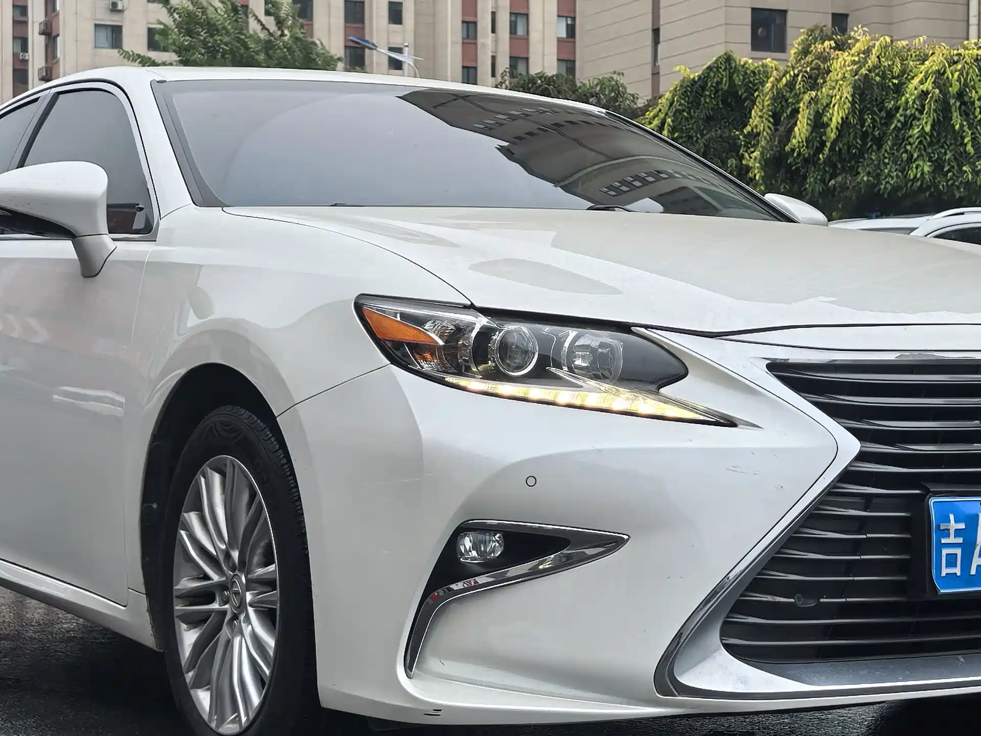Photo 3 - Lexus ES