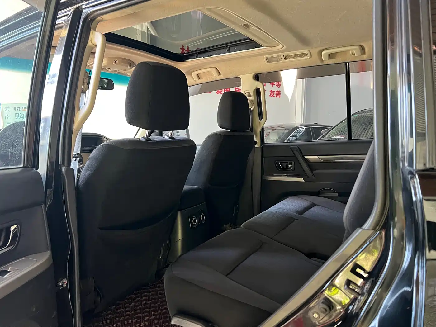 Mitsubishi Pajero (Import) 2015 3.0L Automatic Luxury Edition China V фото 8