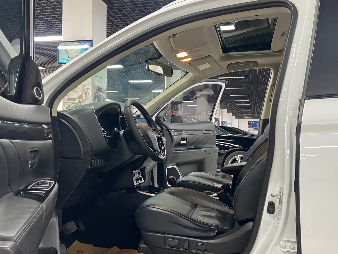Mitsubishi Outlander 2020 2.0L 2WD Premium 5-seater фото 7