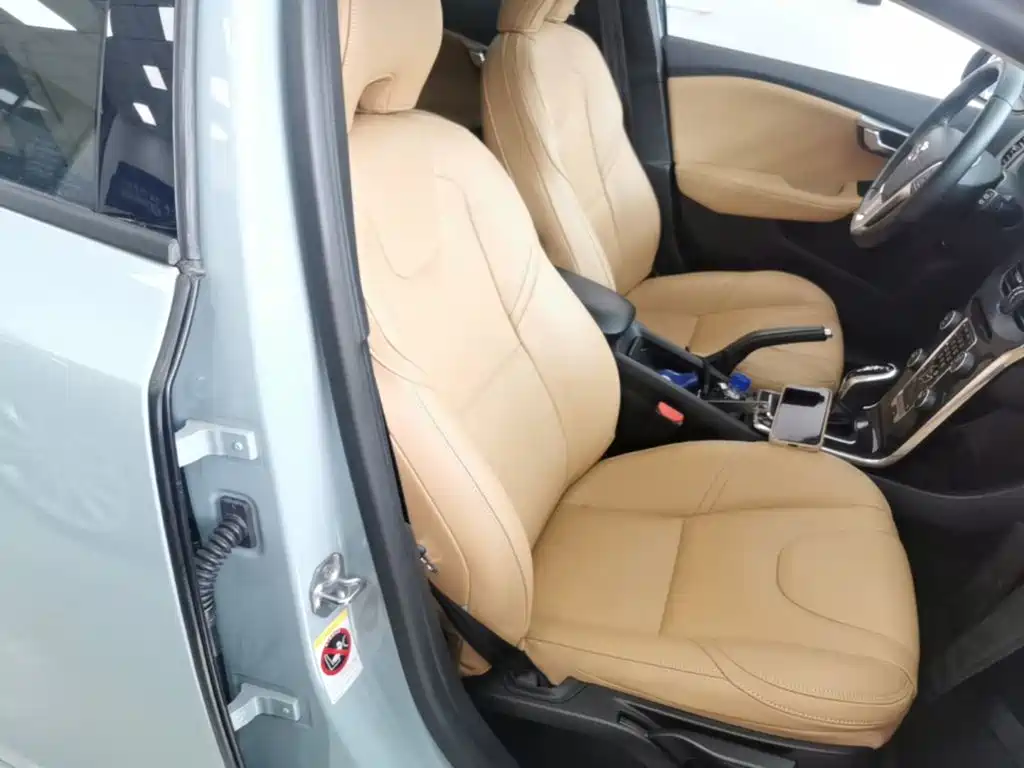 Фото 25 - Volvo V40
