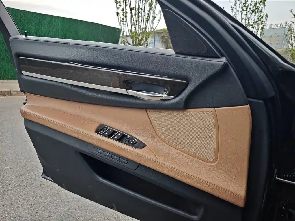 BMW 7 Series 2009 Model 740Li Leading Edition фото 12