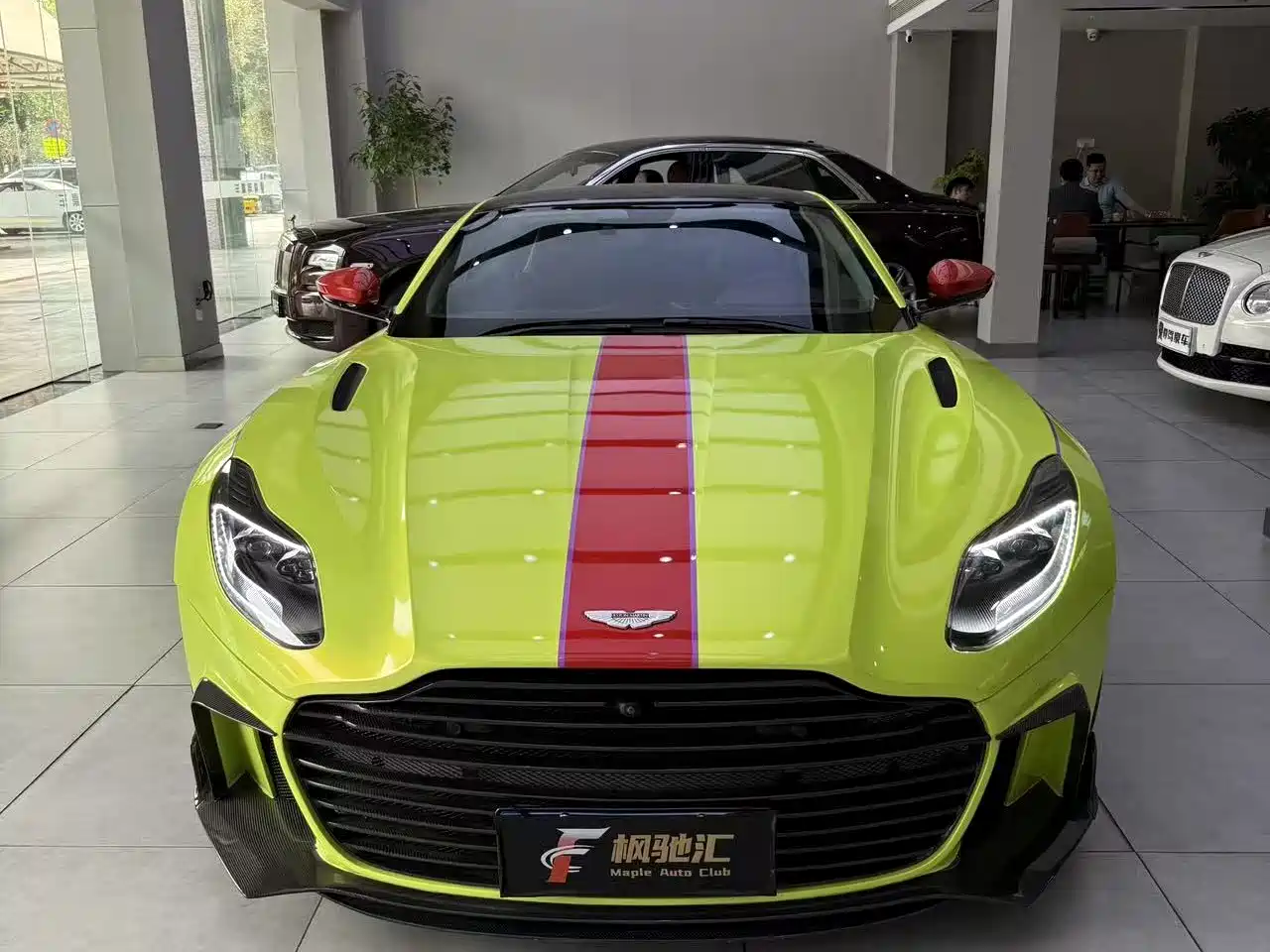 Фото 2 - Aston Martin DB11