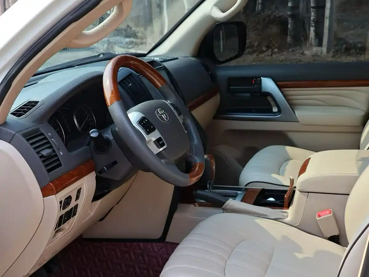 Toyota Land Cruiser (Import) 2015 4.0L V6 Middle East Low Configuration Edition фото 5