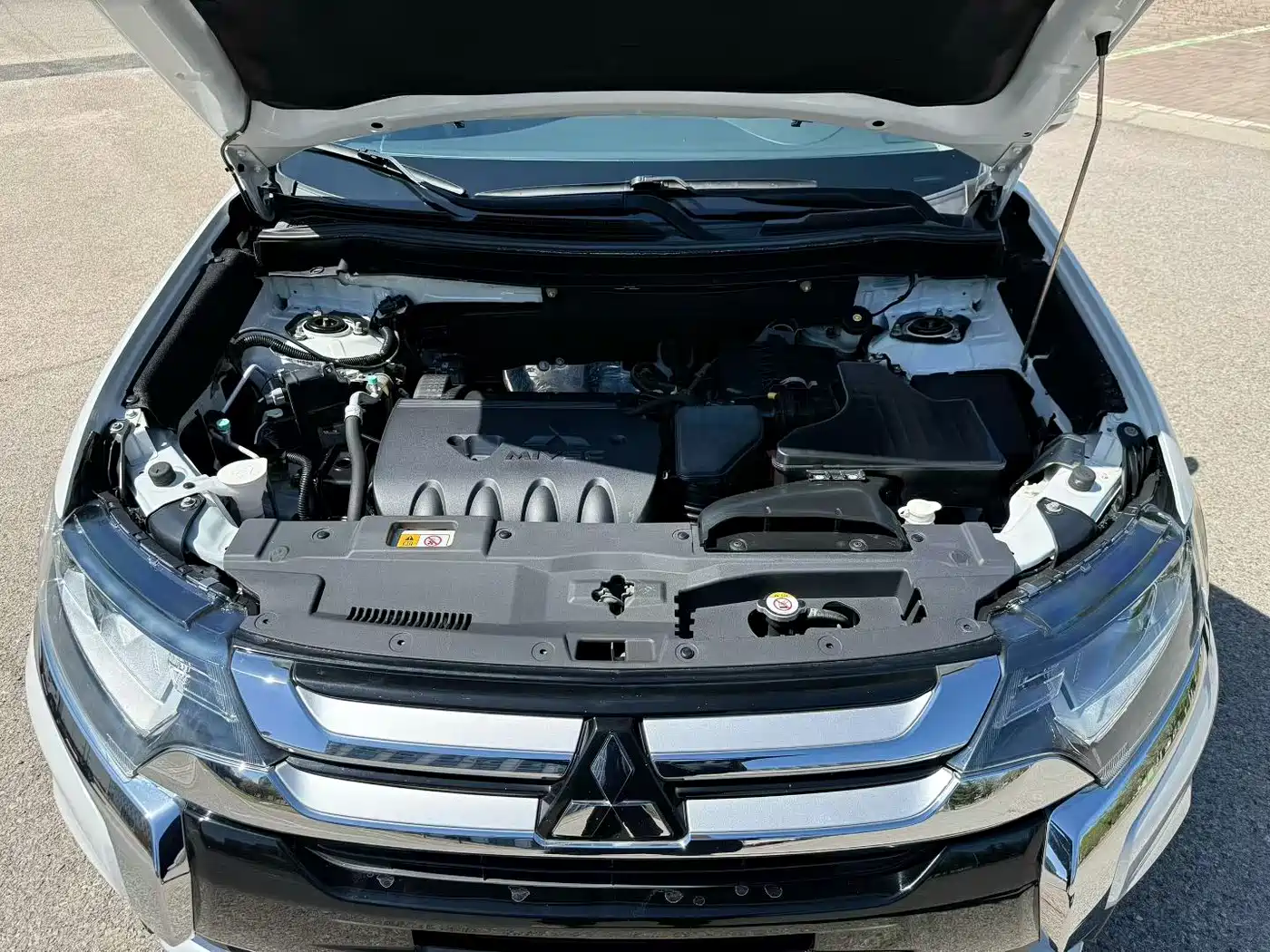 MITSUBISHI OUTLANDER