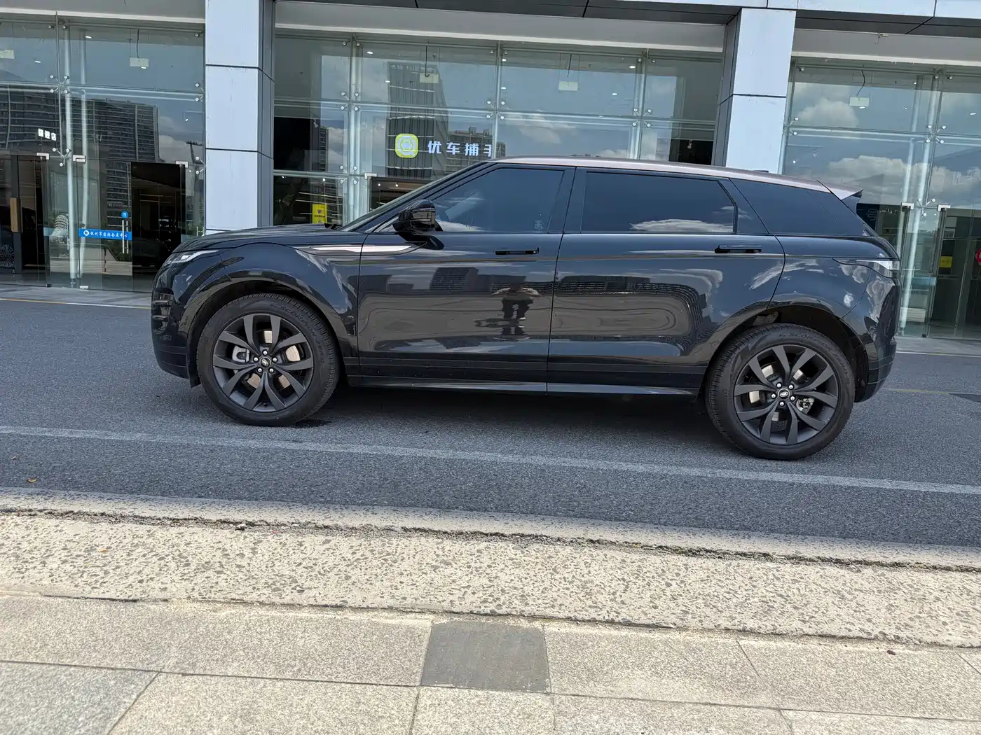 Land Rover Range Rover Evoque 2023 Range Rover Evoque L 249PS Corinthian Bronze Special Edition фото 2