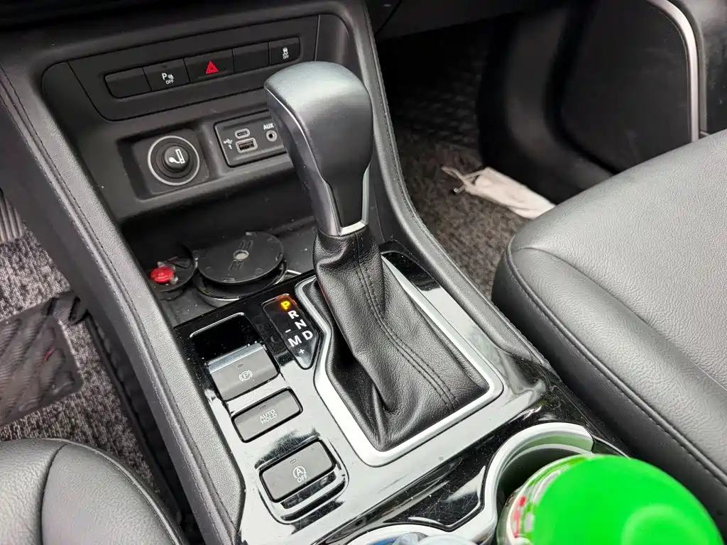 Photo 9 - Jeep Commander