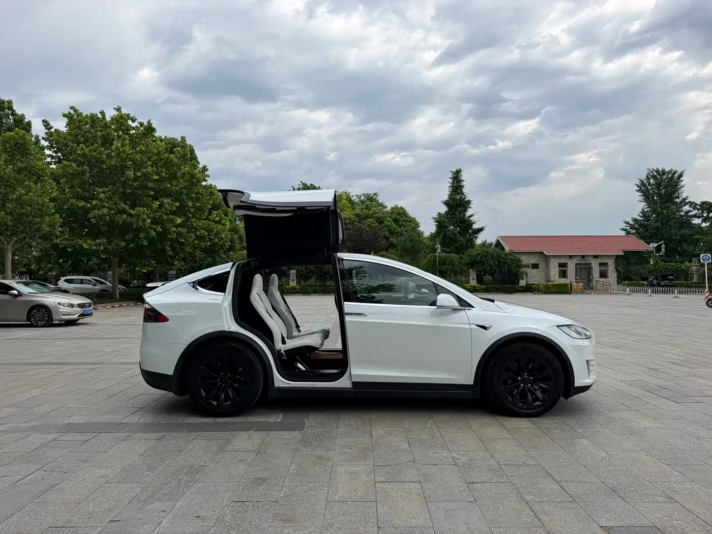 TESLA MODEL X