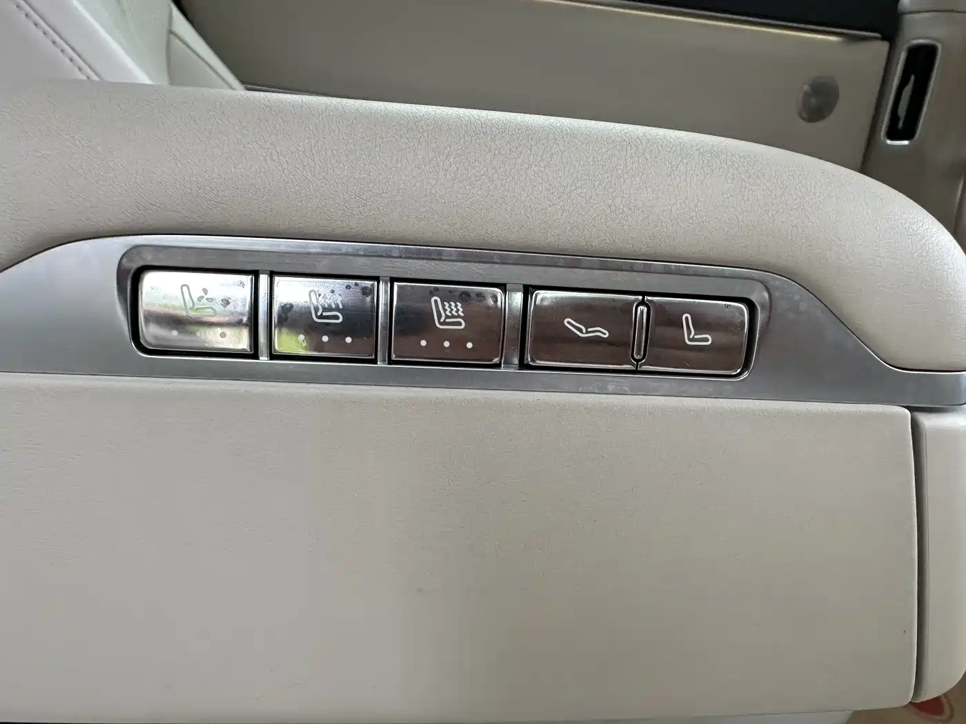 AITO Wenjie AITO M8 2025 Extended Range Ultra 53.4kWh 6-Seater фото 17