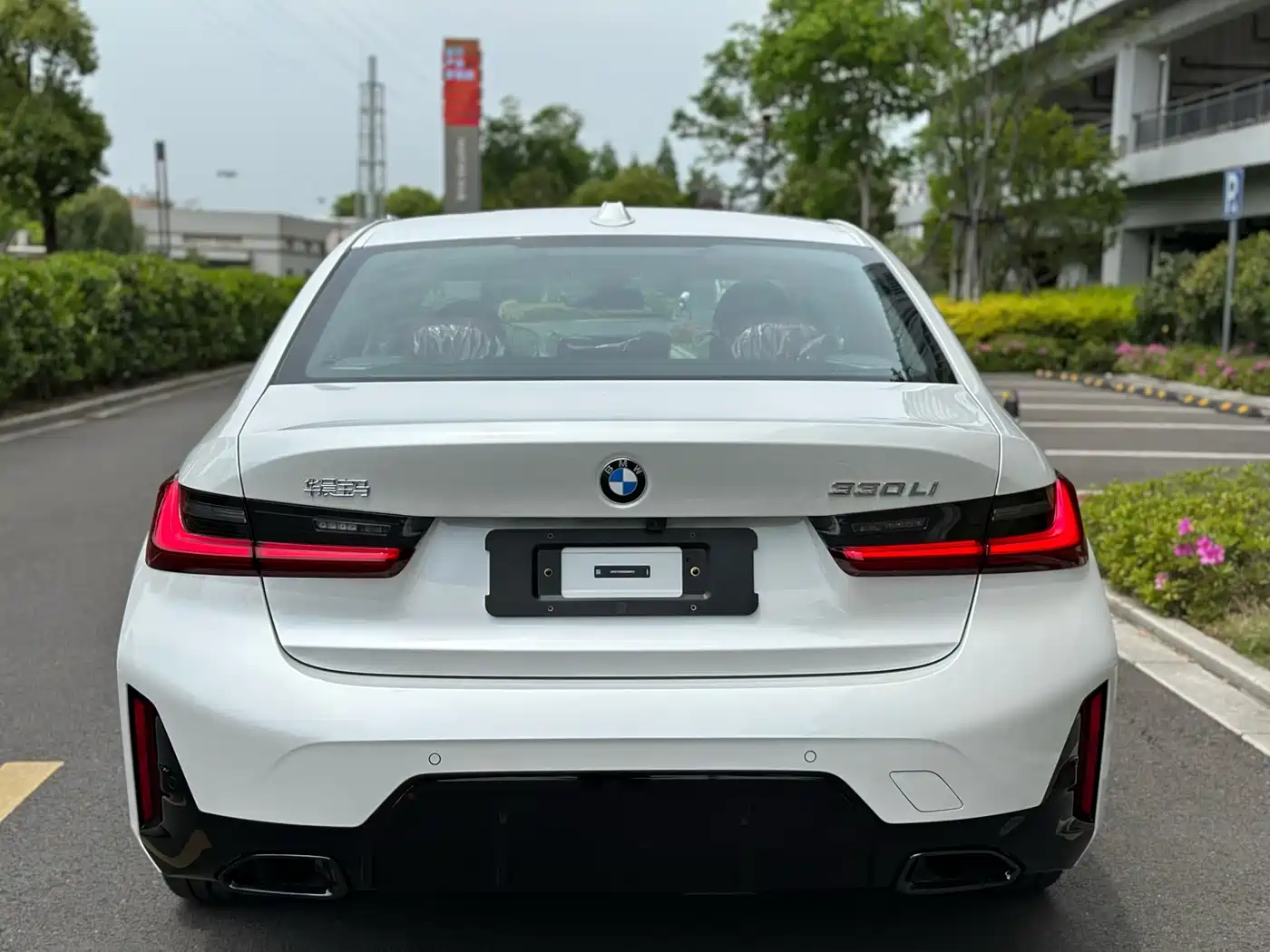 BMW 3 Series 2025 330Li M Sport Night Edition фото 11