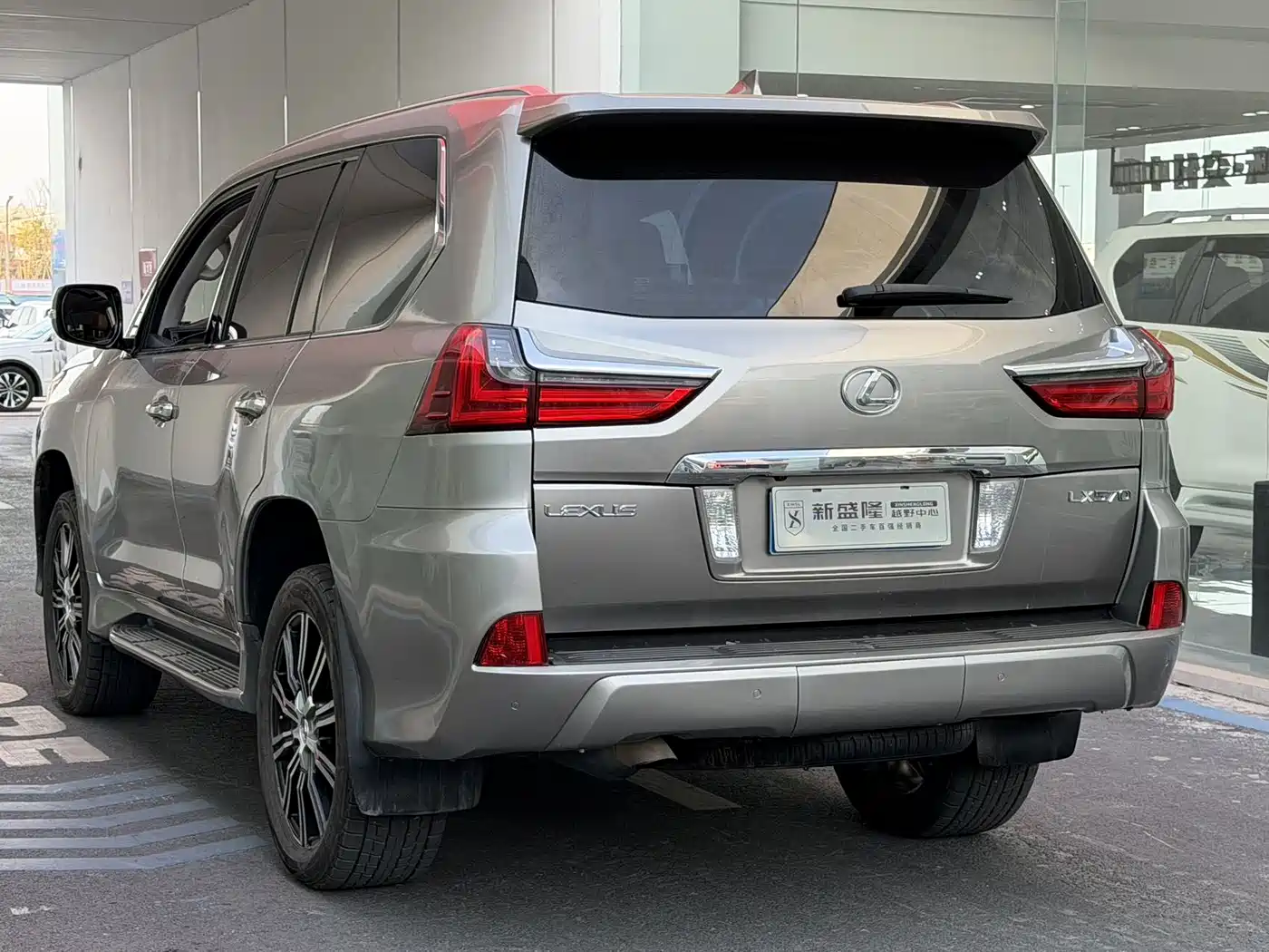 Lexus LX 2016 570 Luxury Premium Edition фото 5