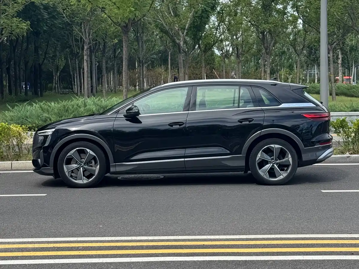 Audi Q5 e-tron 2022 2022 40 e-tron Starlight Edition Brocade Package