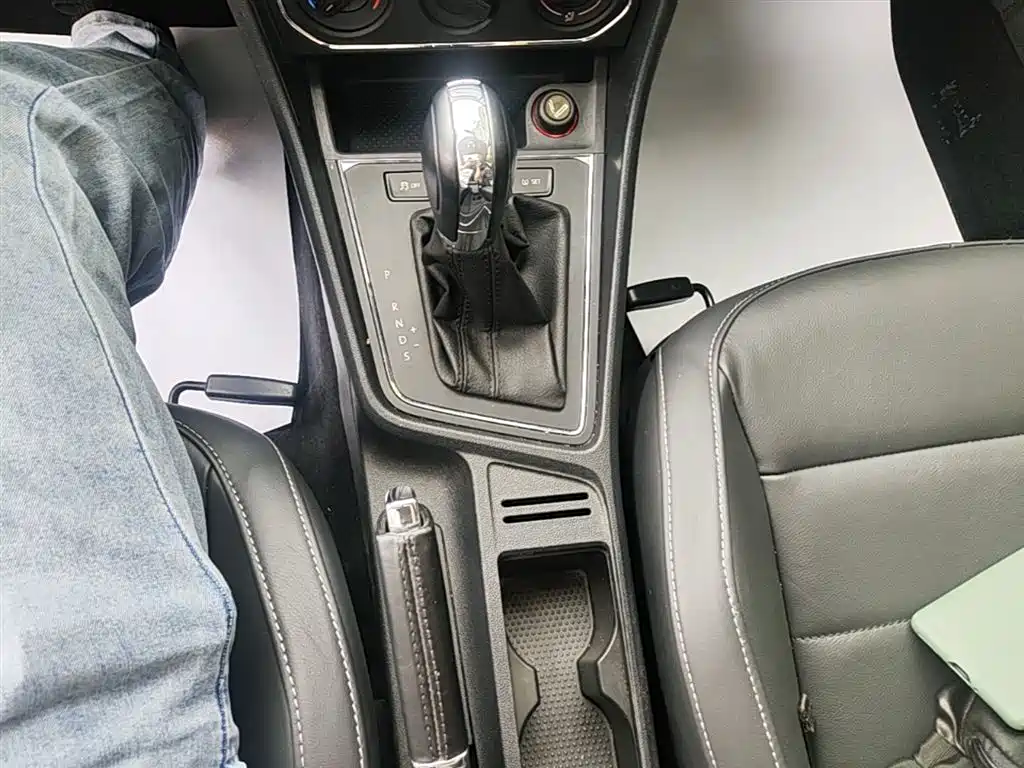 Volkswagen Lavida Tour 2015 1.6L Automatic Comfort Edition фото 14