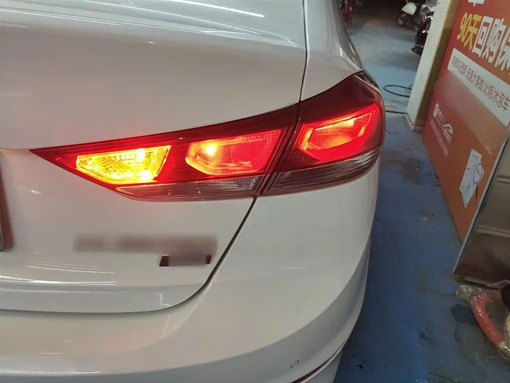 Hyundai Elantra 2016 Model 1.6L Automatic Smart Elite фото 8
