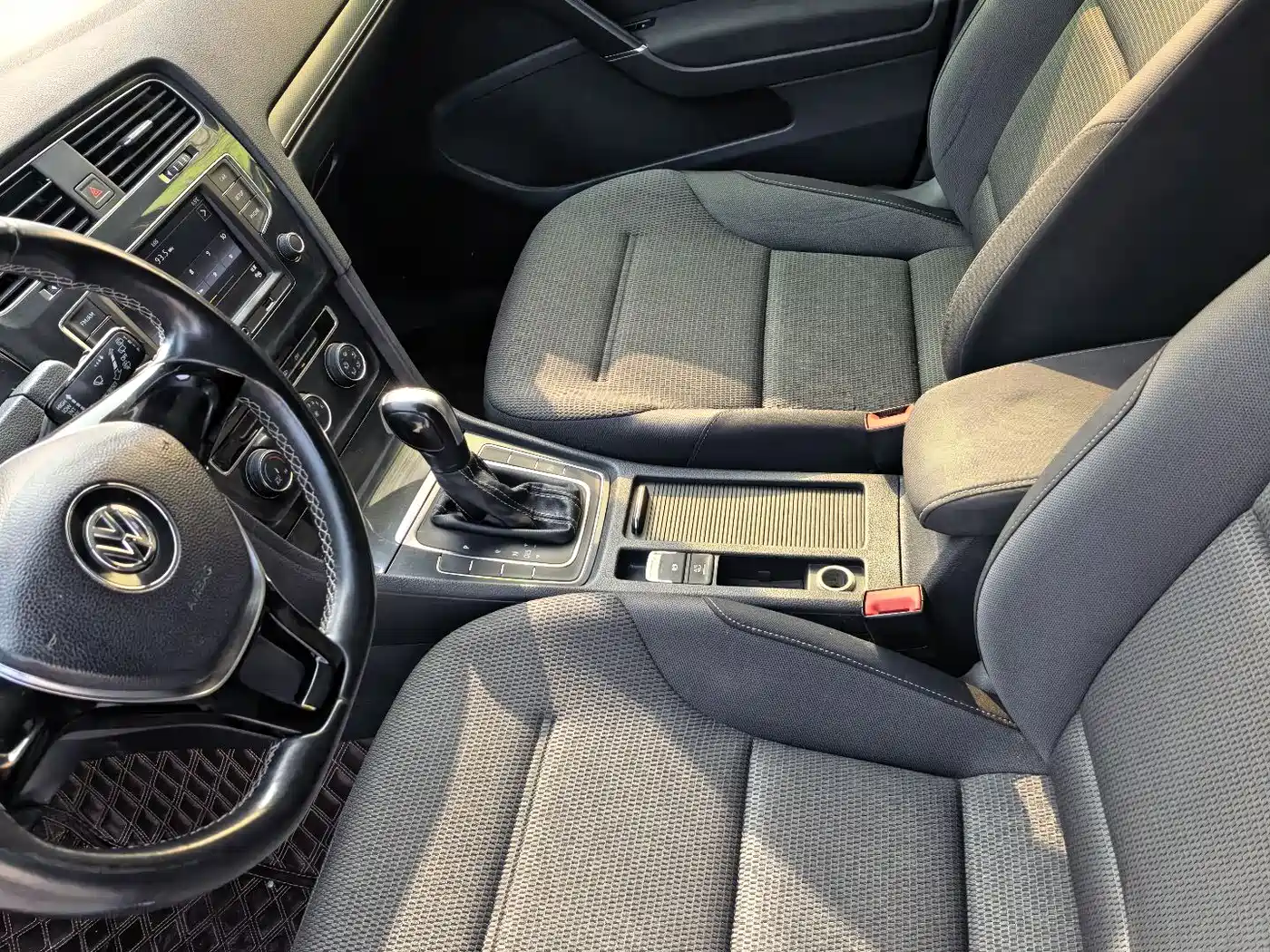 Volkswagen Golf 2017 230TSI Auto Comfort Millionth Anniversary Edition фото 9