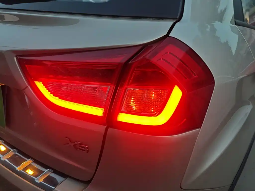 Фото 8 - Geely Vision X3